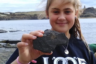 Young Naturalists fossil hunting © T Standish