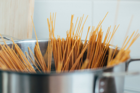 Spaghetti in pan © Robin Stickel via Getty Images