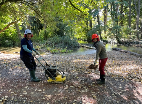 Moragh Stirling (Wessex Rivers Trust) and Timi Van Houten (Chalk Stream Champion) restore the surface of Flashetts footpath, Overton © Wessex Rivers Trust