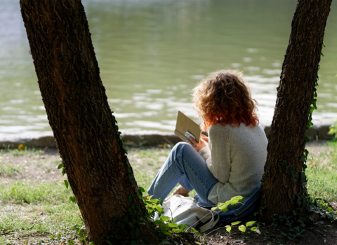 Reading by a river © Pexels