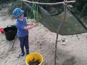 Child building a shelter at Wildbeach session © HIWWT