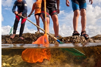 Children at the beach © Alexander Mustard - 2020VISION