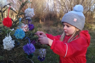 Blashford Lakes Wildlife Tots decorating a tree