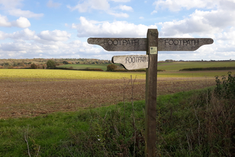 Footpath near Nately in Hampshire © Simon Burchell