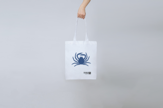 Marine tote bag with crab