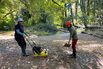 Moragh Stirling (Wessex Rivers Trust) and Timi Van Houten (Chalk Stream Champion) restore the surface of Flashetts footpath, Overton © Wessex Rivers Trust