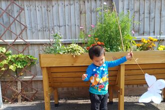 young child enjoying family nature session 