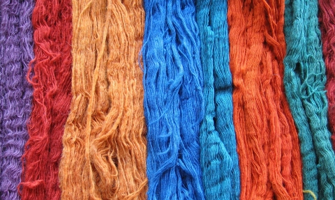 Wool skeins coloured with natural dyes © Alamcsd