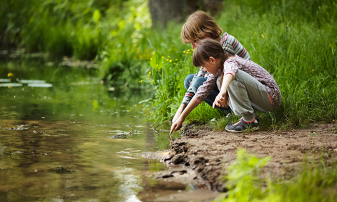 Children by a river © iStock