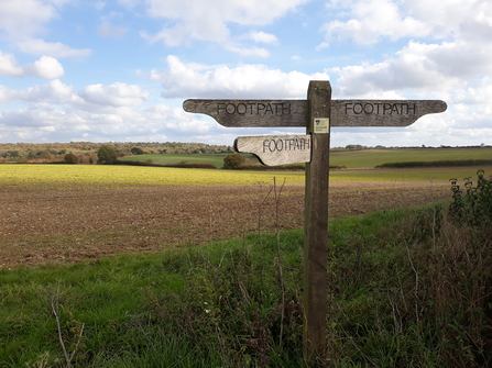 Footpath near Nately in Hampshire © Simon Burchell