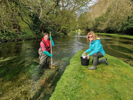 Chalk Stream Champions doing SmartRiver sampling on the Upper Test at Whitchurch Silk Mill © Hampshire & Isle of Wight Wildlife Trust