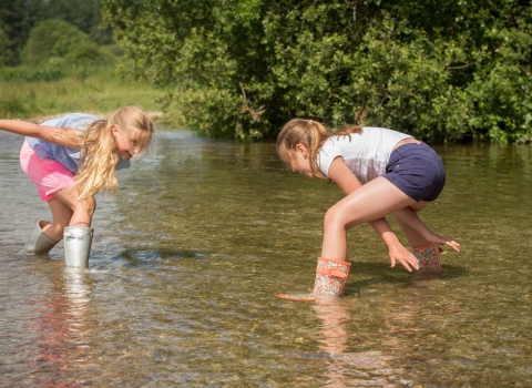 Children in river © carolinejenkinsphotography.co.uk