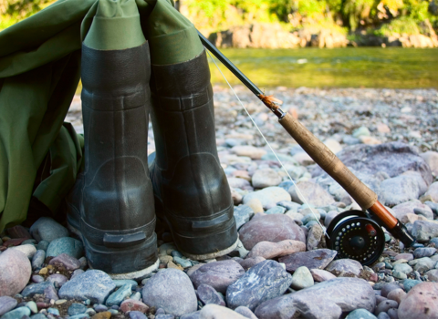 Waders and fishing rod © Spartika via Getty Images