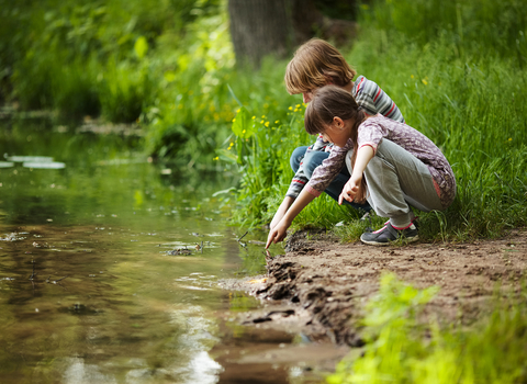 Children by a river © iStock